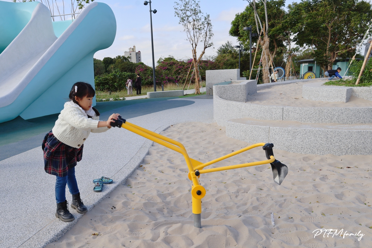 ★彰化最新公園★ 八卦山天空遊戲場，彷彿漫步在雲端的特色天空藍遊戲場，鄰近八卦山大佛風景區可以一起順遊安排