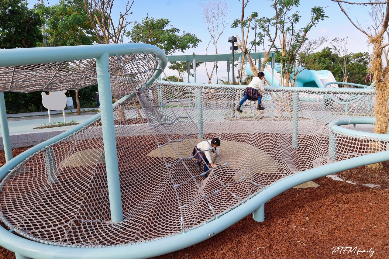 ★彰化最新公園★ 八卦山天空遊戲場，彷彿漫步在雲端的特色天空藍遊戲場，鄰近八卦山大佛風景區可以一起順遊安排