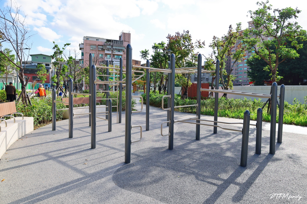 新北最新公園｜新莊快樂公園，蜂巢主題遊戲塔，全齡共享的複合式遊戲場