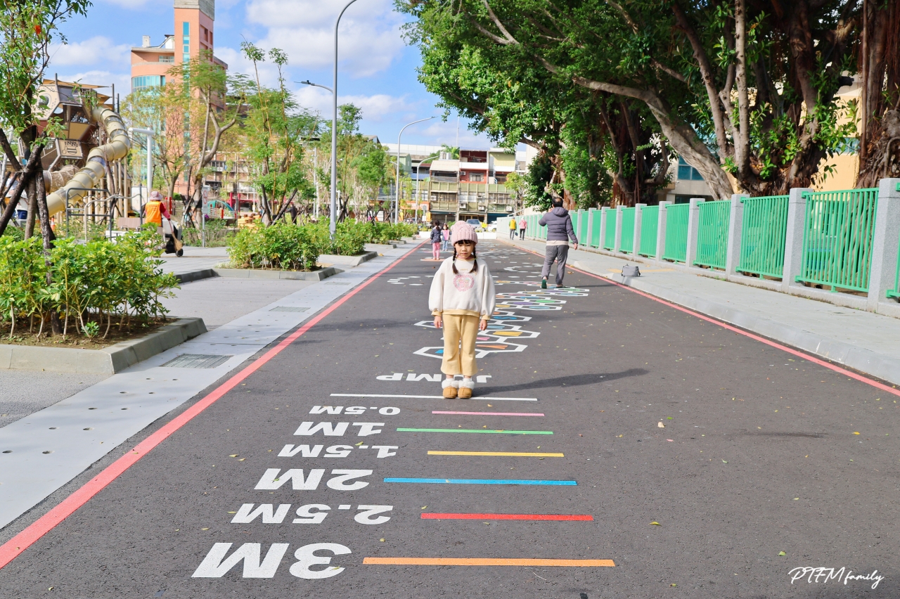 新北最新公園｜新莊快樂公園，蜂巢主題遊戲塔，全齡共享的複合式遊戲場