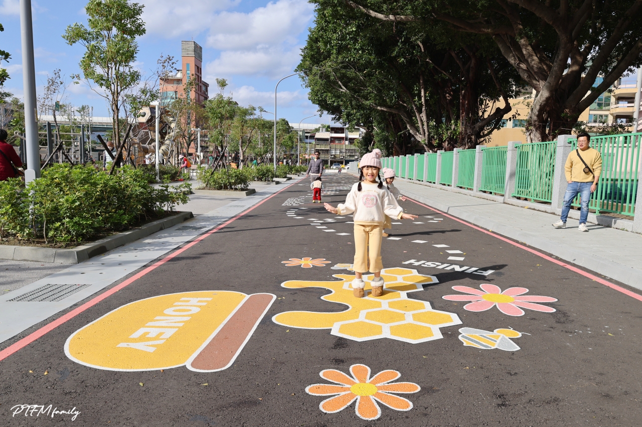 新北最新公園｜新莊快樂公園，蜂巢主題遊戲塔，全齡共享的複合式遊戲場