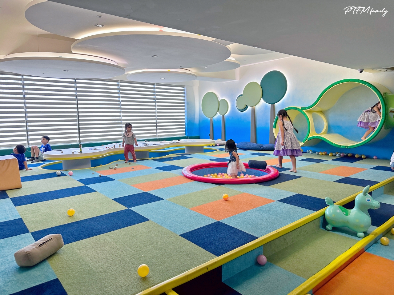 ★嘉義親子住宿推薦★ 新悦花園酒店，暢玩旋轉木馬和遊戲室，雙人房一泊一食$3599起，6歲以下免費入住，鄰近市區方便又好玩的嘉義住宿  (開團中)