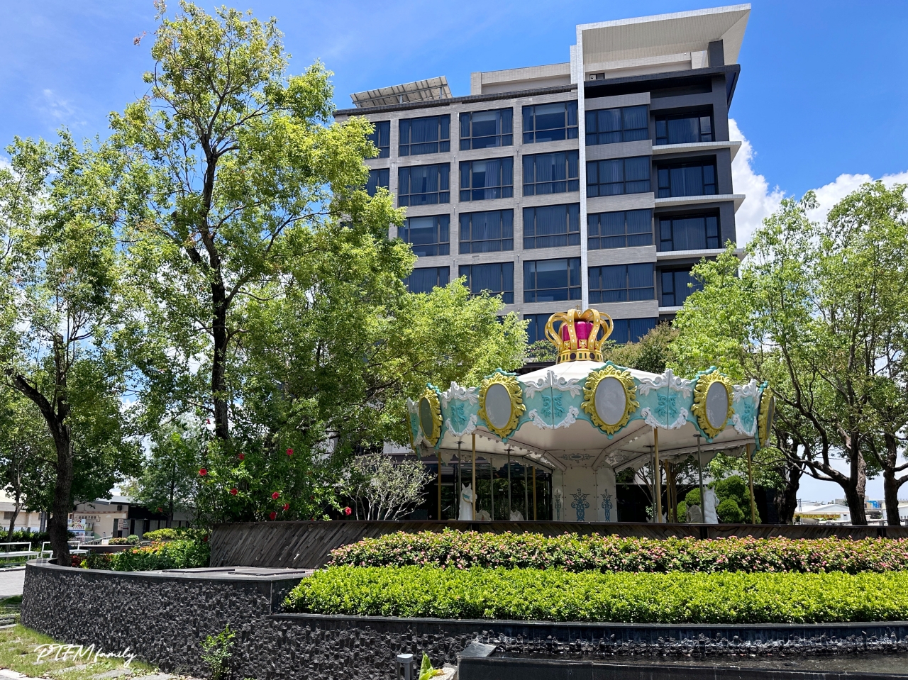 ★嘉義親子住宿推薦★ 新悦花園酒店，暢玩旋轉木馬和遊戲室，雙人房一泊一食$3599起，6歲以下免費入住，鄰近市區方便又好玩的嘉義住宿  (開團中)