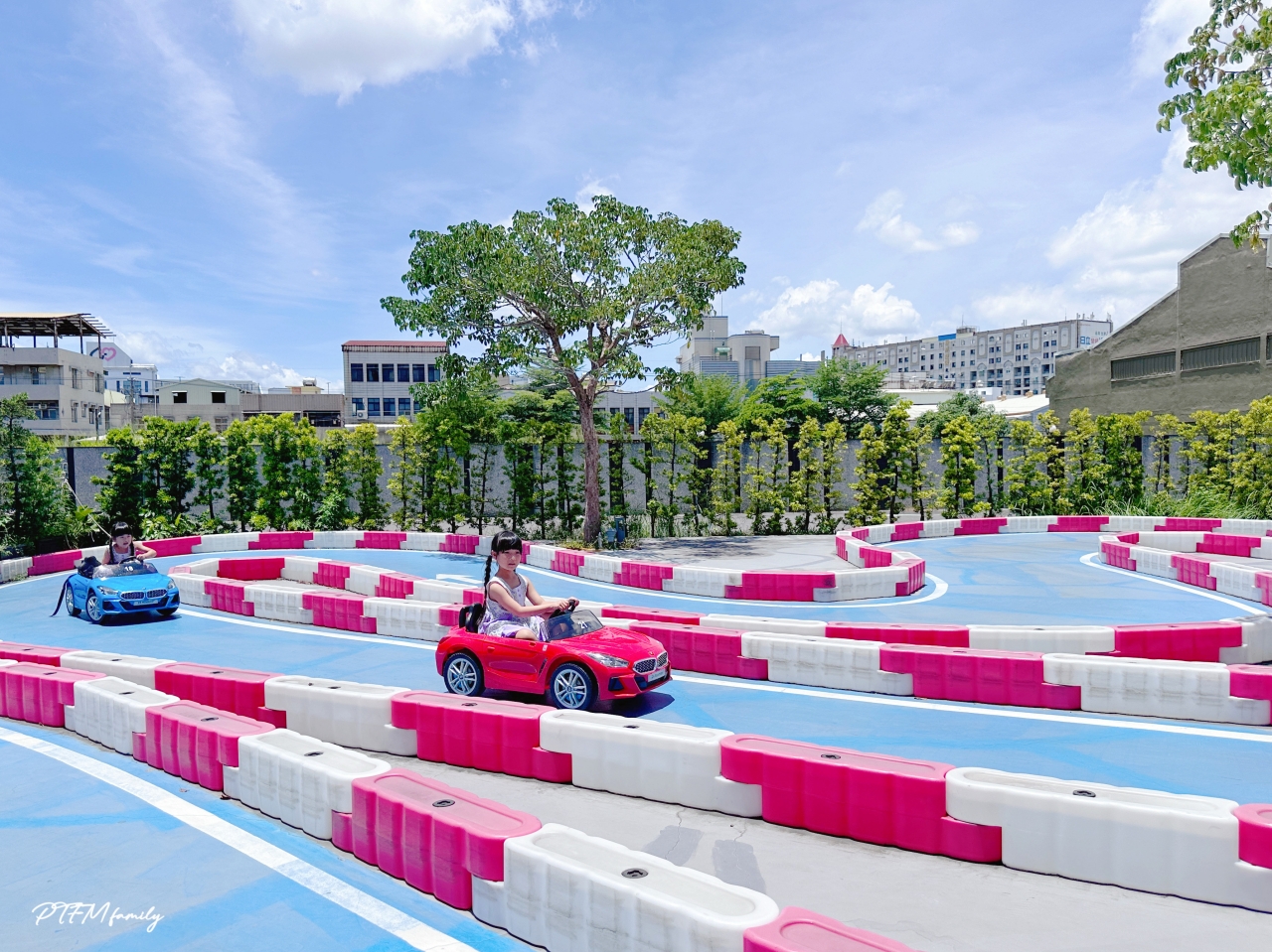 ★嘉義親子住宿推薦★ 新悦花園酒店，暢玩旋轉木馬和遊戲室，雙人房一泊一食$3599起，6歲以下免費入住，鄰近市區方便又好玩的嘉義住宿  (開團中)