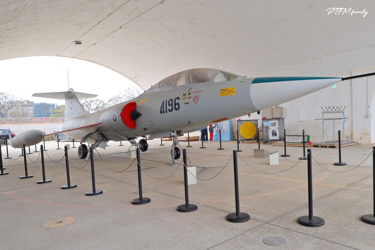 桃園親子景點｜桃園航空城博物館，航空迷不能錯過的免門票參觀景點，還能變裝當帥氣飛官跟軍機合影