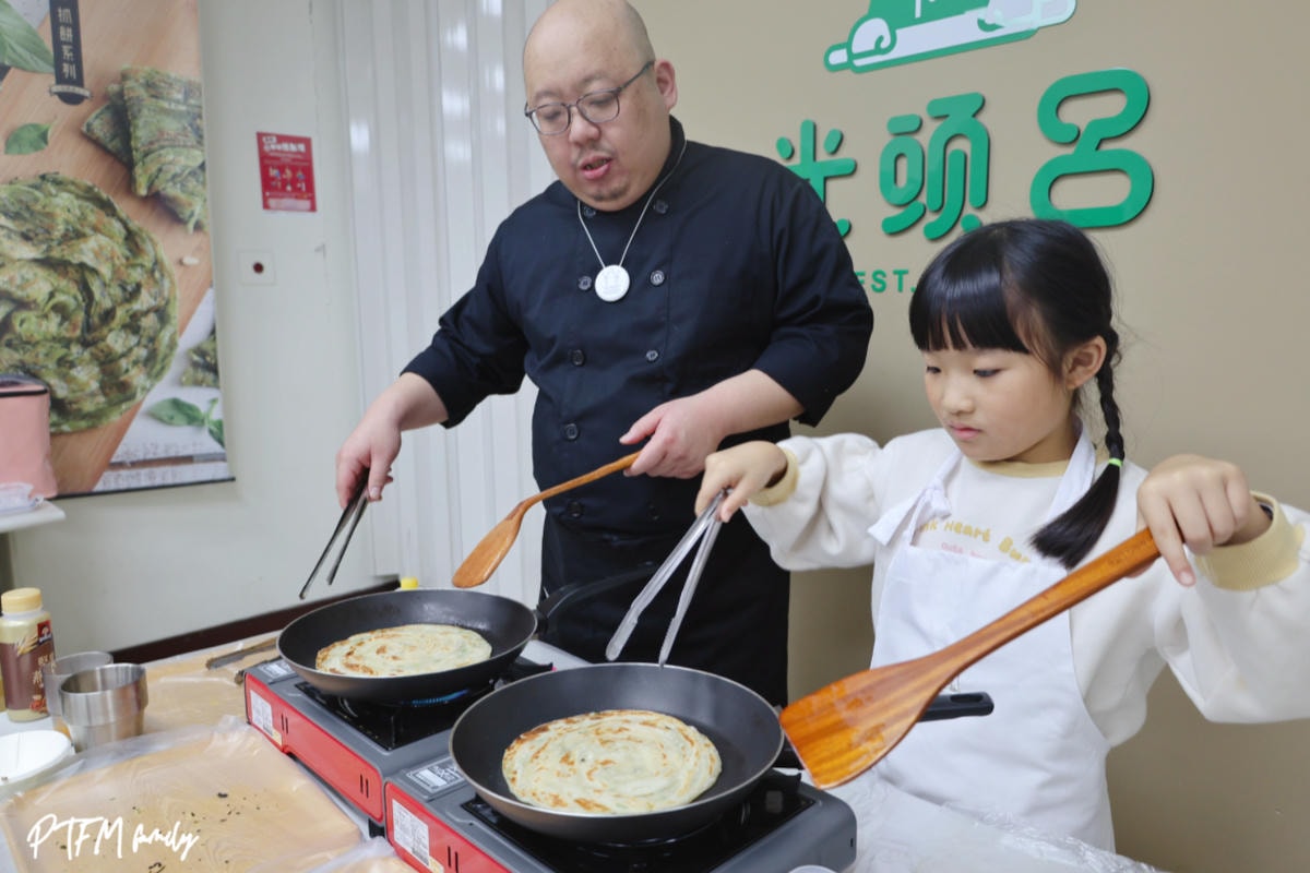 光頭呂蔥抓餅|純手工手擀皮的傳統好味道,工廠門市參觀和DIY抓餅過程 - 第21張圖 光頭呂蔥抓餅|純手工手擀皮的傳統好味道,工廠門市參觀和DIY抓餅過程