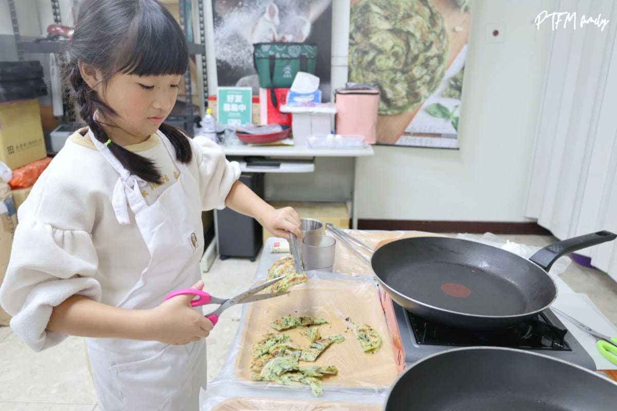 光頭呂蔥抓餅|純手工手擀皮的傳統好味道,工廠門市參觀和DIY抓餅過程 - 第18張圖 光頭呂蔥抓餅|純手工手擀皮的傳統好味道,工廠門市參觀和DIY抓餅過程