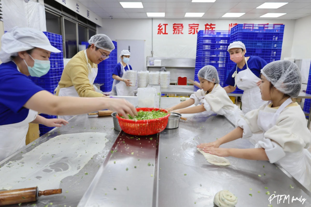 光頭呂蔥抓餅|純手工手擀皮的傳統好味道,工廠門市參觀和DIY抓餅過程 - 第8張圖 光頭呂蔥抓餅|純手工手擀皮的傳統好味道,工廠門市參觀和DIY抓餅過程