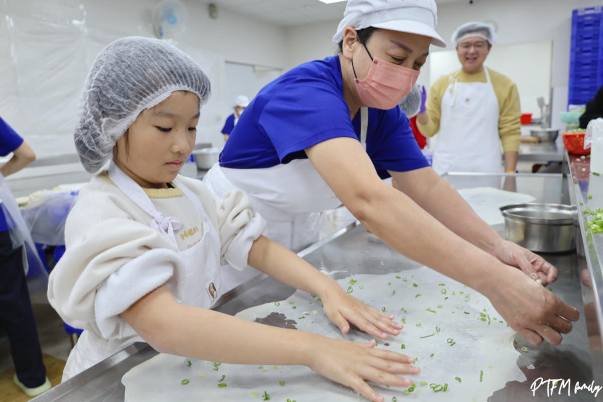 光頭呂蔥抓餅｜純手工手擀皮的傳統好味道，工廠門市參觀和DIY抓餅過程