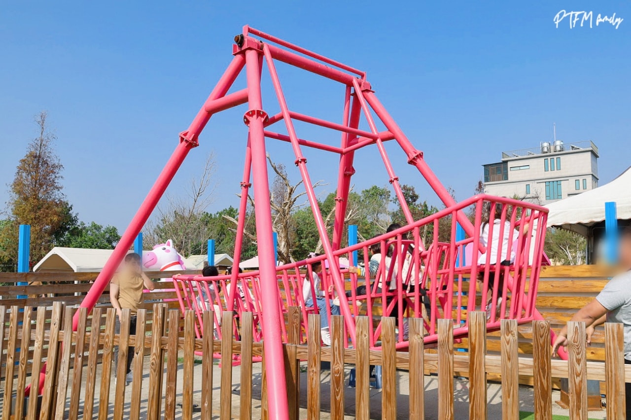 嘉義親子景點｜萌寵村親子樂園，豐富的動物互動玩人力飛車、海盜村還有手搖船可以划