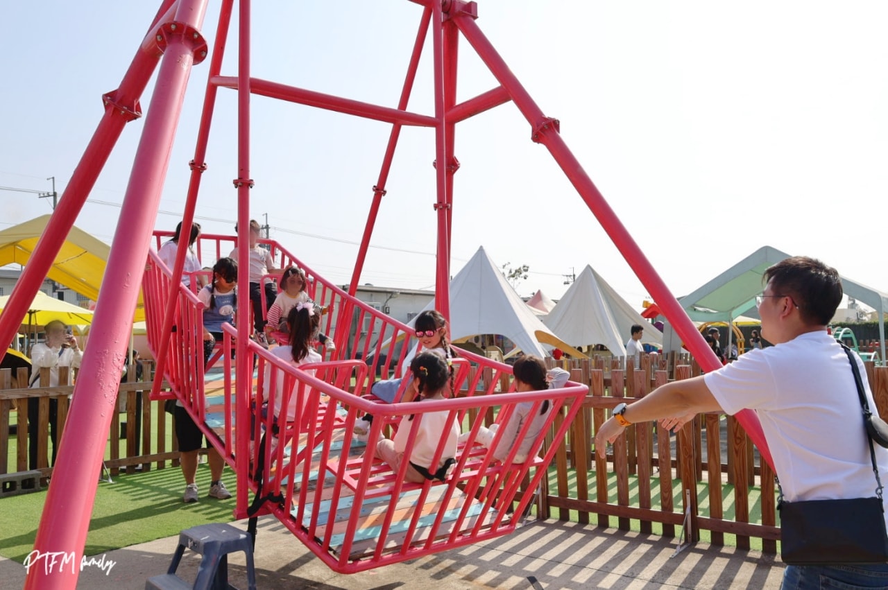 嘉義親子景點｜萌寵村親子樂園，豐富的動物互動玩人力飛車、海盜村還有手搖船可以划