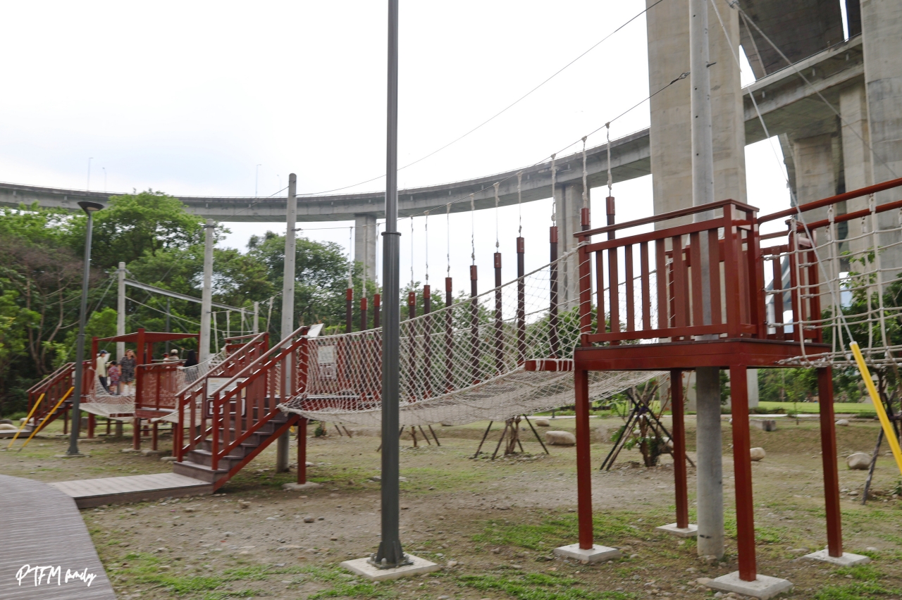 ★南投親子景點★ 橋聳雲天綠雕園區，全齡同樂的山訓挑戰場和賞花步道，是全台公路八景之首，公園很大建議可以帶腳踏車來