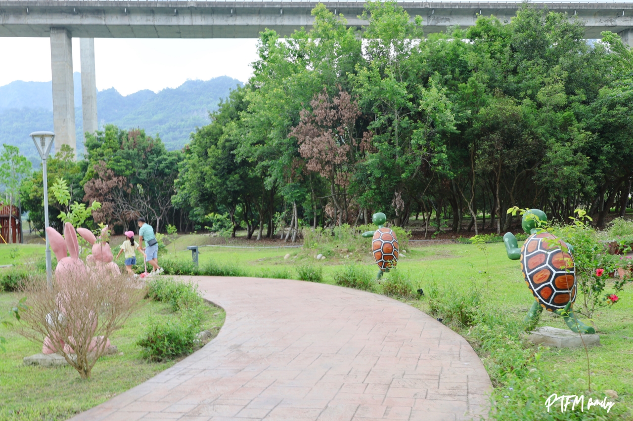 ★南投親子景點★ 橋聳雲天綠雕園區，全齡同樂的山訓挑戰場和賞花步道，是全台公路八景之首，公園很大建議可以帶腳踏車來