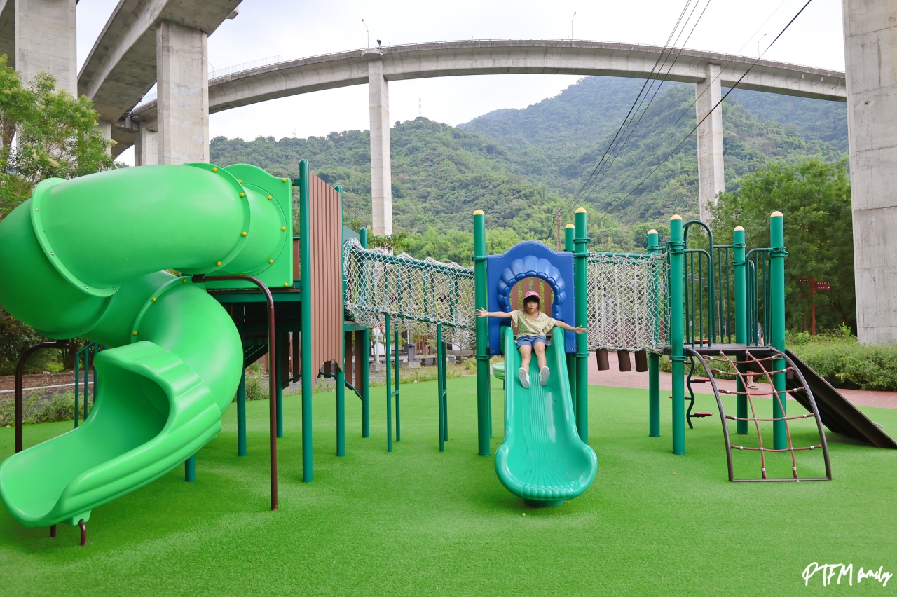 ★南投親子景點★ 橋聳雲天綠雕園區，全齡同樂的山訓挑戰場和賞花步道，是全台公路八景之首，公園很大建議可以帶腳踏車來