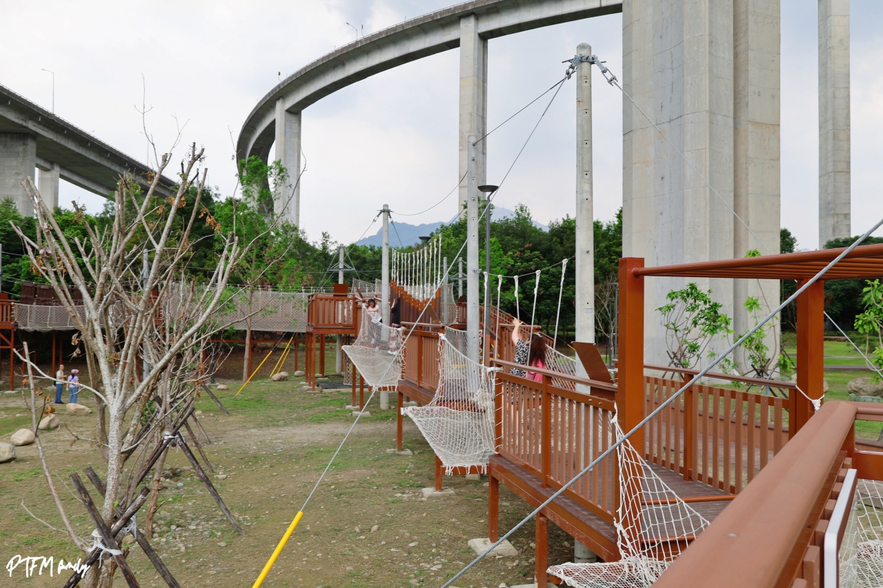 ★南投親子景點★ 橋聳雲天綠雕園區，全齡同樂的山訓挑戰場和賞花步道，是全台公路八景之首，公園很大建議可以帶腳踏車來