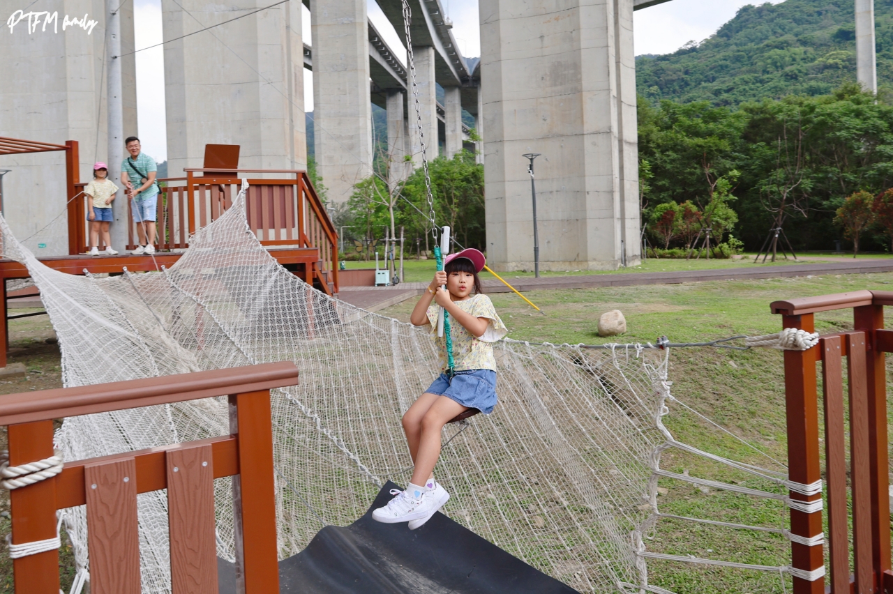 ★南投親子景點★ 橋聳雲天綠雕園區，全齡同樂的山訓挑戰場和賞花步道，是全台公路八景之首，公園很大建議可以帶腳踏車來
