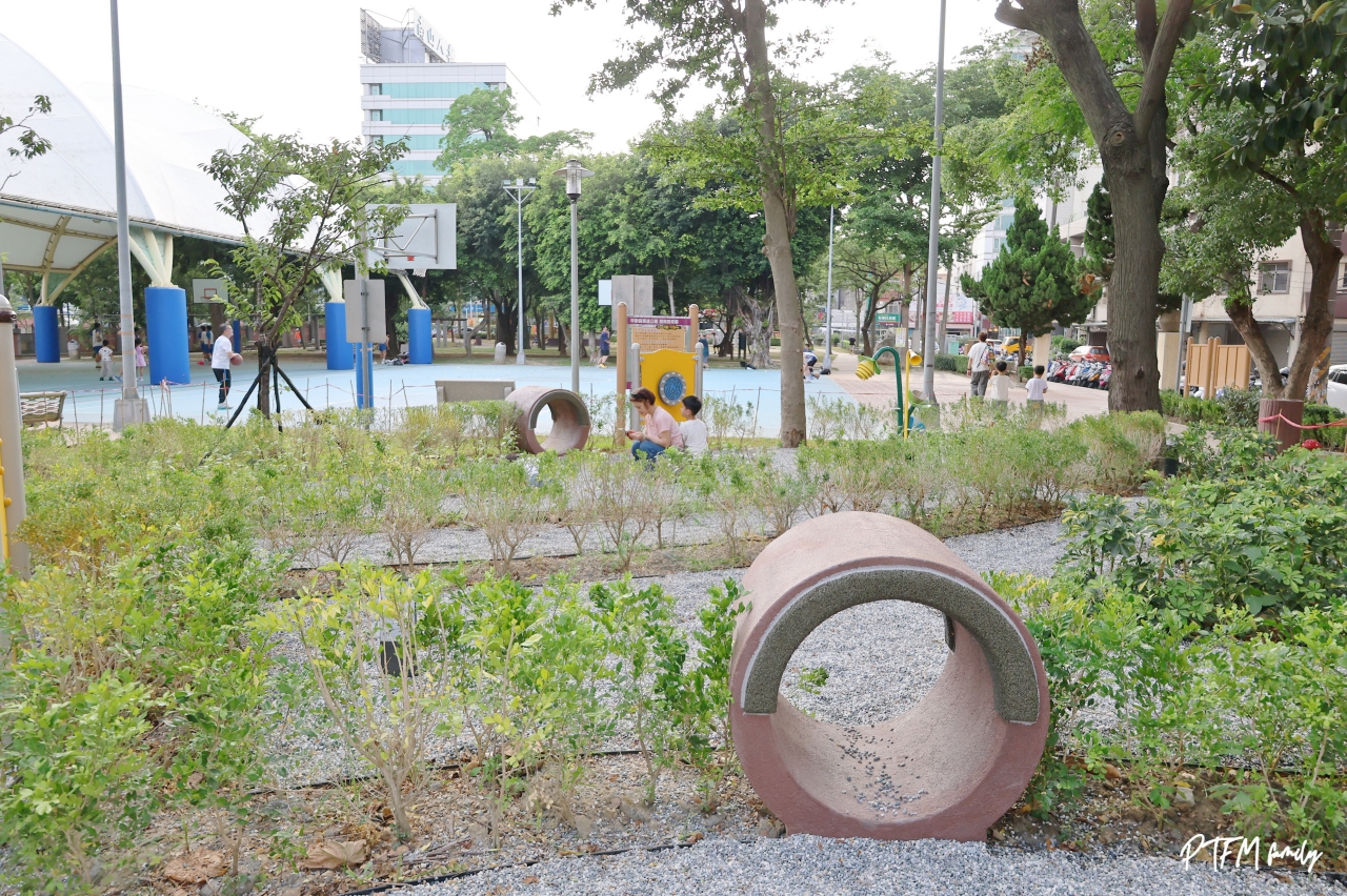 桃園最新公園|平鎮廣達公園,老舊公園翻新奇幻的愛麗絲夢遊仙境主題遊戲場,鄰近交流道5分鐘車程周邊好停車 - 第18張圖 桃園最新公園|平鎮廣達公園,老舊公園翻新奇幻的愛麗絲夢遊仙境主題遊戲場,鄰近交流道5分鐘車程周邊好停車