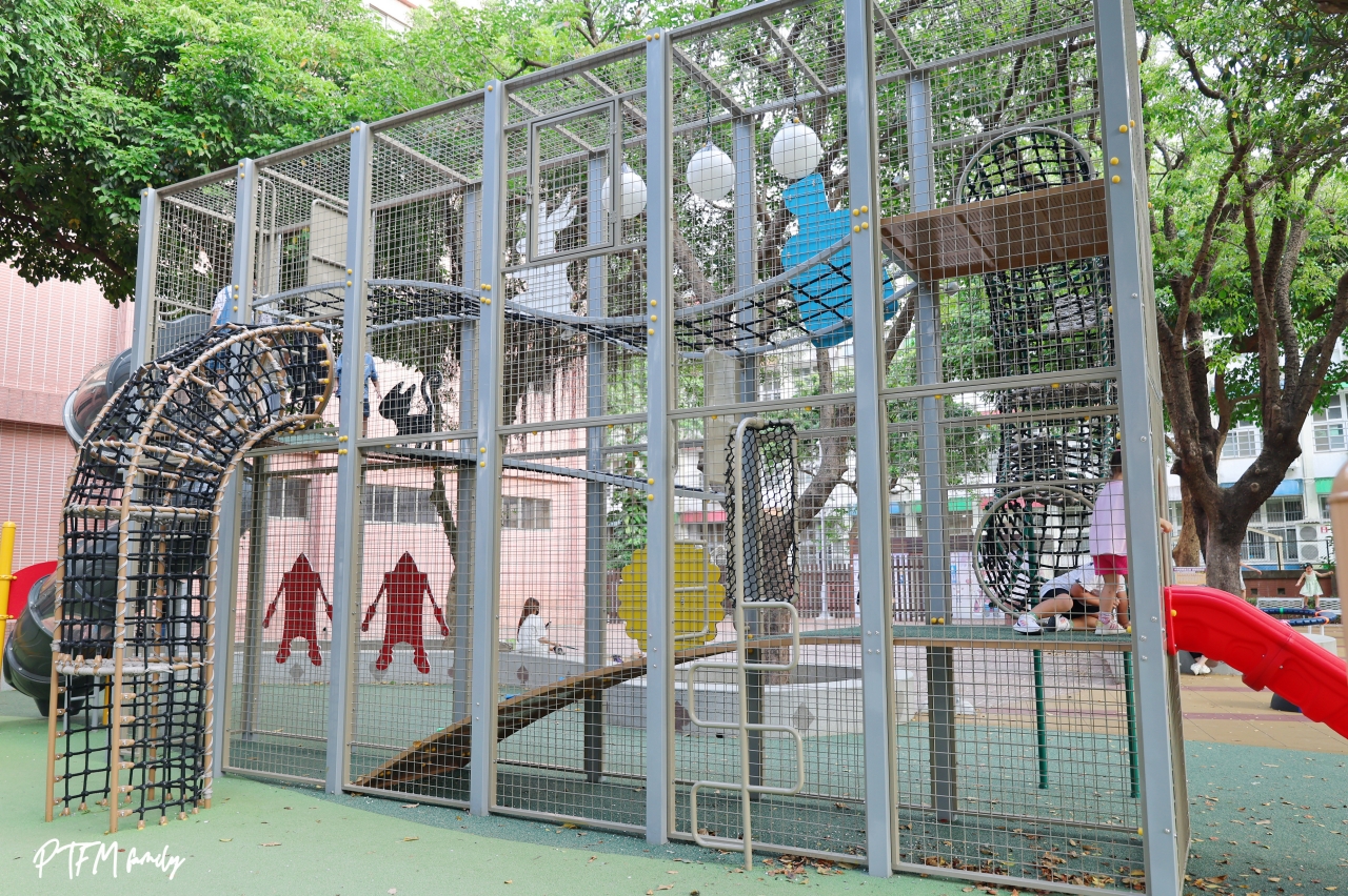 桃園最新公園|平鎮廣達公園,老舊公園翻新奇幻的愛麗絲夢遊仙境主題遊戲場,鄰近交流道5分鐘車程周邊好停車 - 第11張圖 桃園最新公園|平鎮廣達公園,老舊公園翻新奇幻的愛麗絲夢遊仙境主題遊戲場,鄰近交流道5分鐘車程周邊好停車