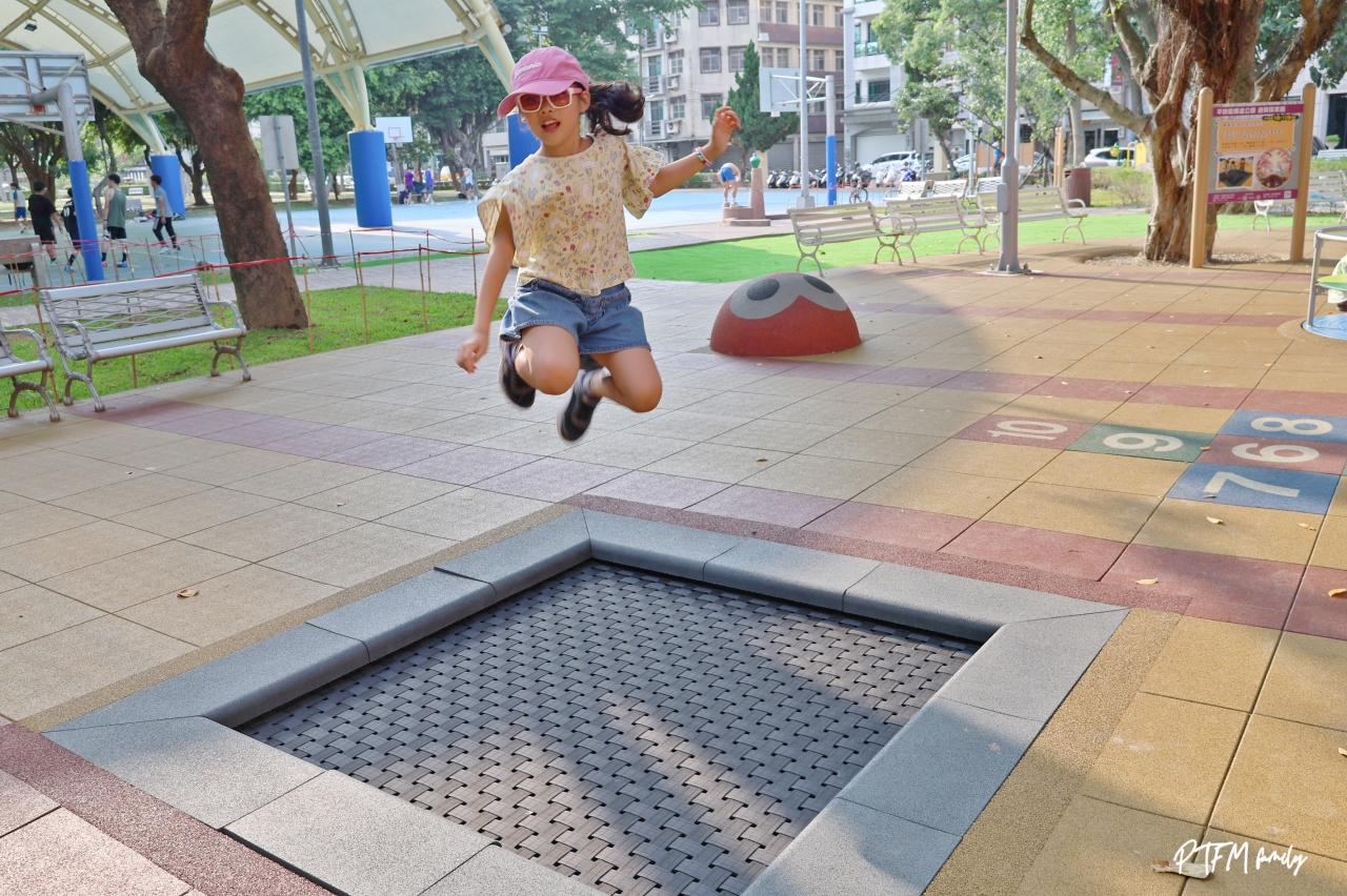 桃園最新公園｜平鎮廣達公園，老舊公園翻新奇幻的愛麗絲夢遊仙境主題遊戲場，鄰近交流道5分鐘車程周邊好停車