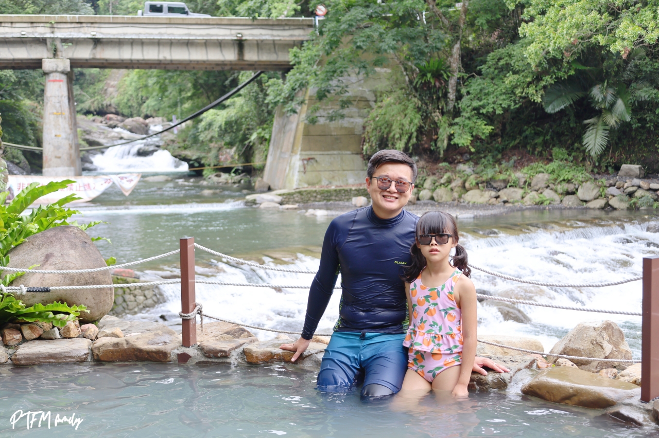 桃園親子景點｜宇內溪戲水區，50元銅板價合法開放的溪流玩水點還有野溪溫泉可以泡(有救生員和盥洗室)，桃園玩水一日遊推薦