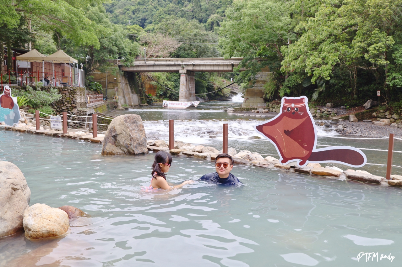桃園親子景點｜宇內溪戲水區，50元銅板價合法開放的溪流玩水點還有野溪溫泉可以泡(有救生員和盥洗室)，桃園玩水一日遊推薦