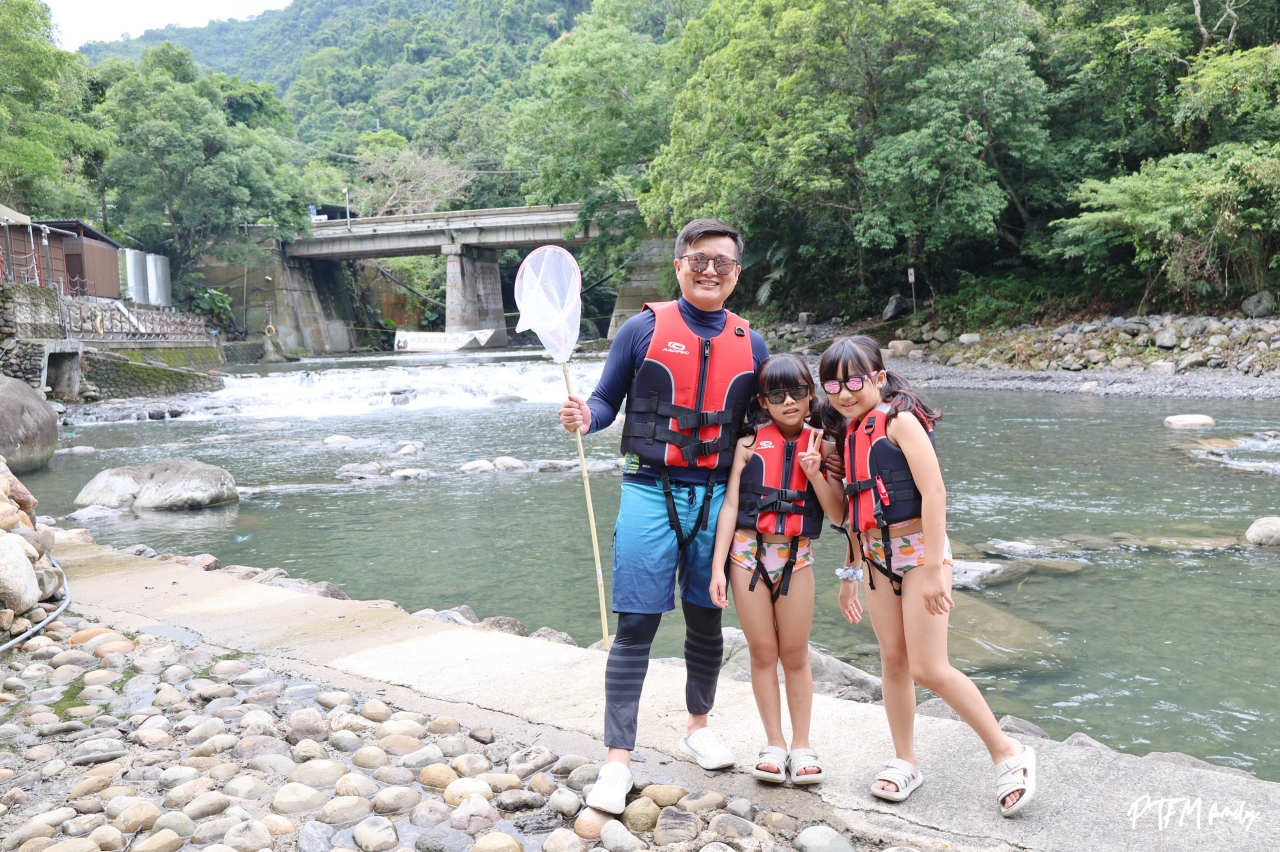 桃園親子景點｜宇內溪戲水區，50元銅板價合法開放的溪流玩水點還有野溪溫泉可以泡(有救生員和盥洗室)，桃園玩水一日遊推薦