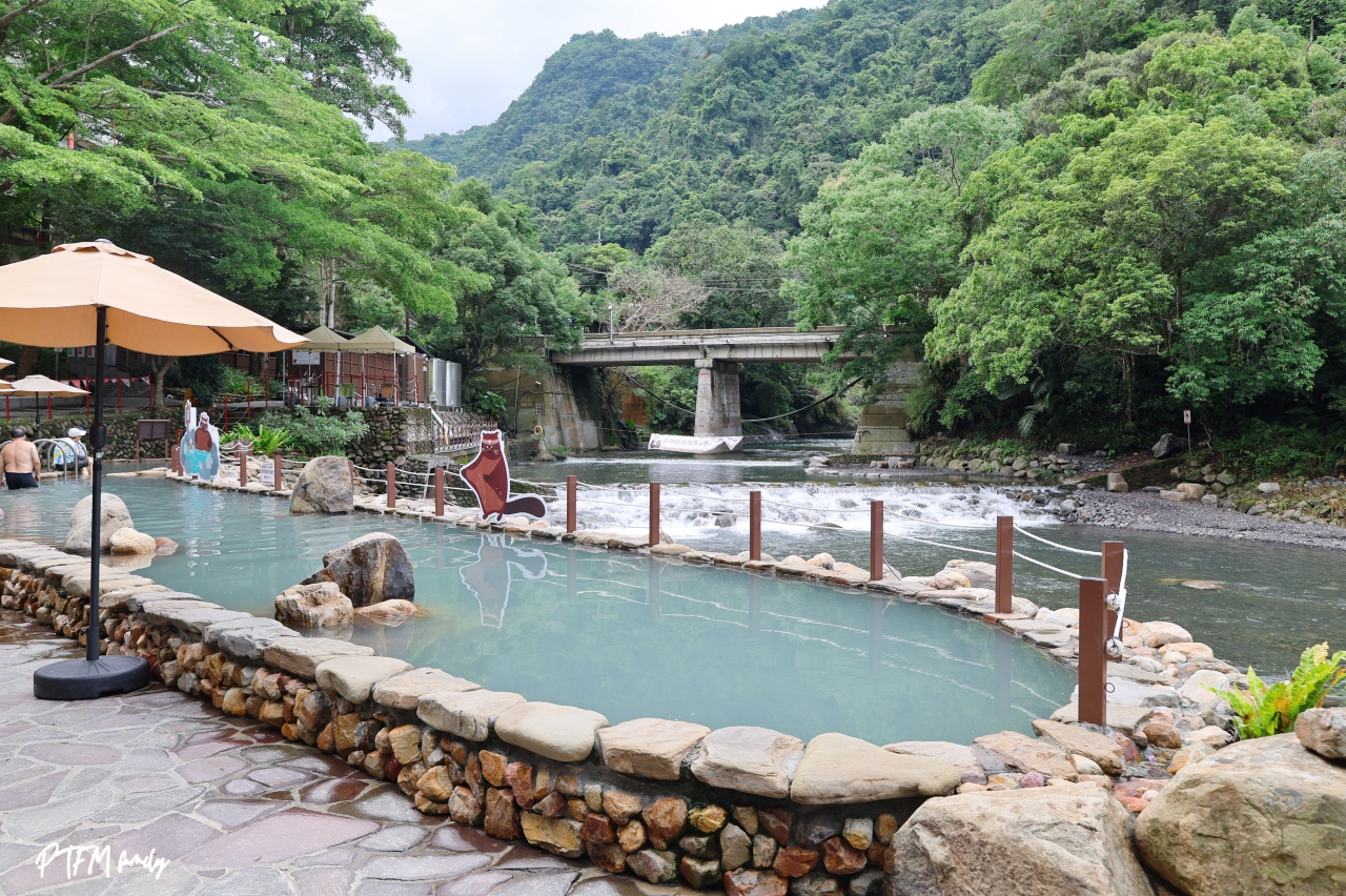 桃園親子景點｜宇內溪戲水區，50元銅板價合法開放的溪流玩水點還有野溪溫泉可以泡(有救生員和盥洗室)，桃園玩水一日遊推薦