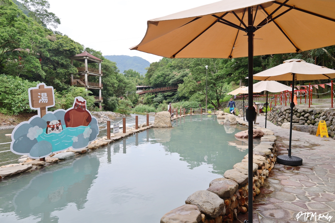 桃園親子景點｜宇內溪戲水區，50元銅板價合法開放的溪流玩水點還有野溪溫泉可以泡(有救生員和盥洗室)，桃園玩水一日遊推薦