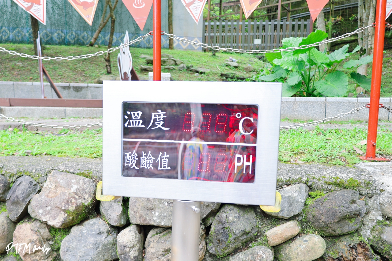 桃園親子景點｜宇內溪戲水區，50元銅板價合法開放的溪流玩水點還有野溪溫泉可以泡(有救生員和盥洗室)，桃園玩水一日遊推薦