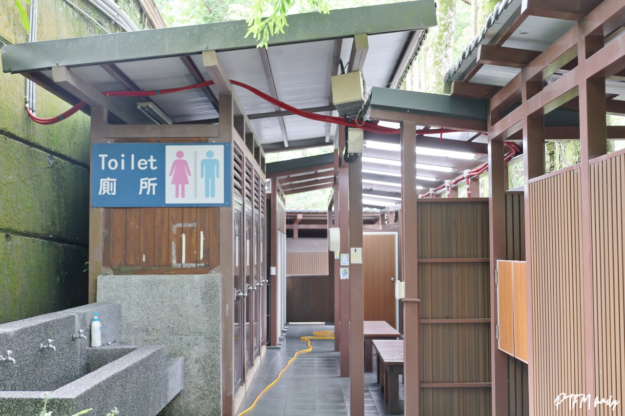 桃園親子景點｜宇內溪戲水區，50元銅板價合法開放的溪流玩水點還有野溪溫泉可以泡(有救生員和盥洗室)，桃園玩水一日遊推薦
