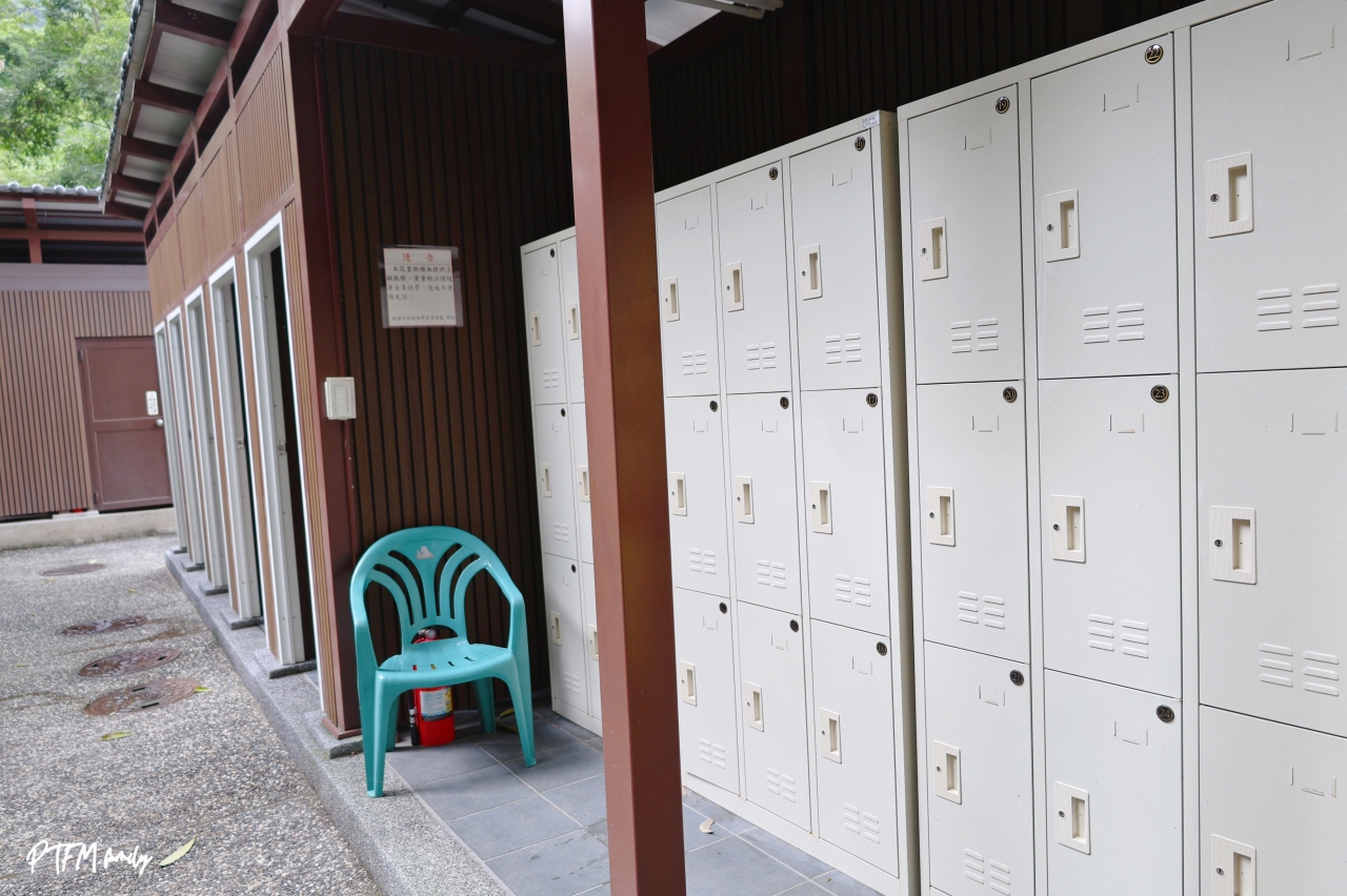 桃園親子景點｜宇內溪戲水區，50元銅板價合法開放的溪流玩水點還有野溪溫泉可以泡(有救生員和盥洗室)，桃園玩水一日遊推薦