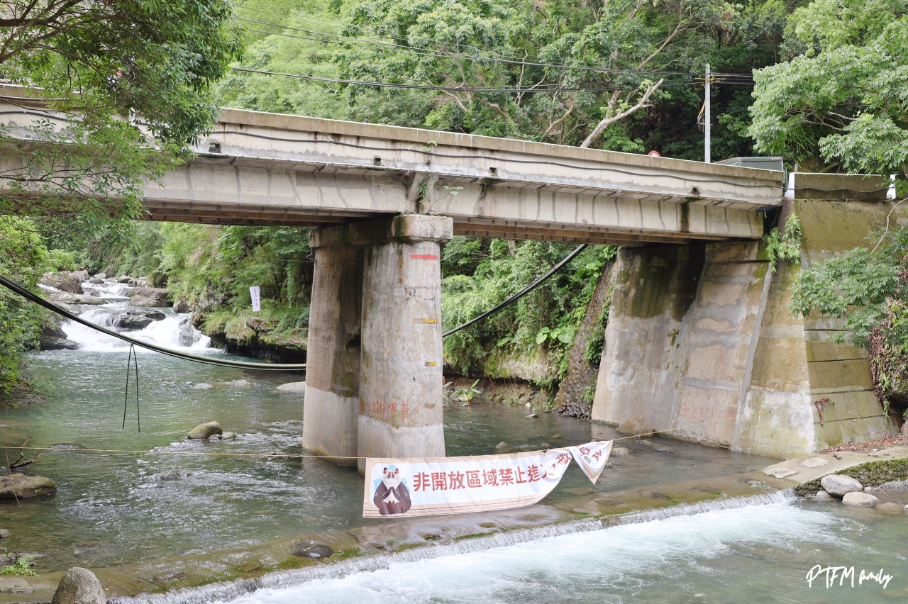 桃園親子景點｜宇內溪戲水區，50元銅板價合法開放的溪流玩水點還有野溪溫泉可以泡(有救生員和盥洗室)，桃園玩水一日遊推薦