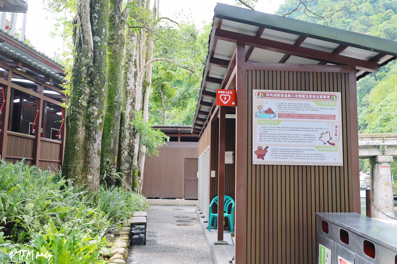桃園親子景點｜宇內溪戲水區，50元銅板價合法開放的溪流玩水點還有野溪溫泉可以泡(有救生員和盥洗室)，桃園玩水一日遊推薦