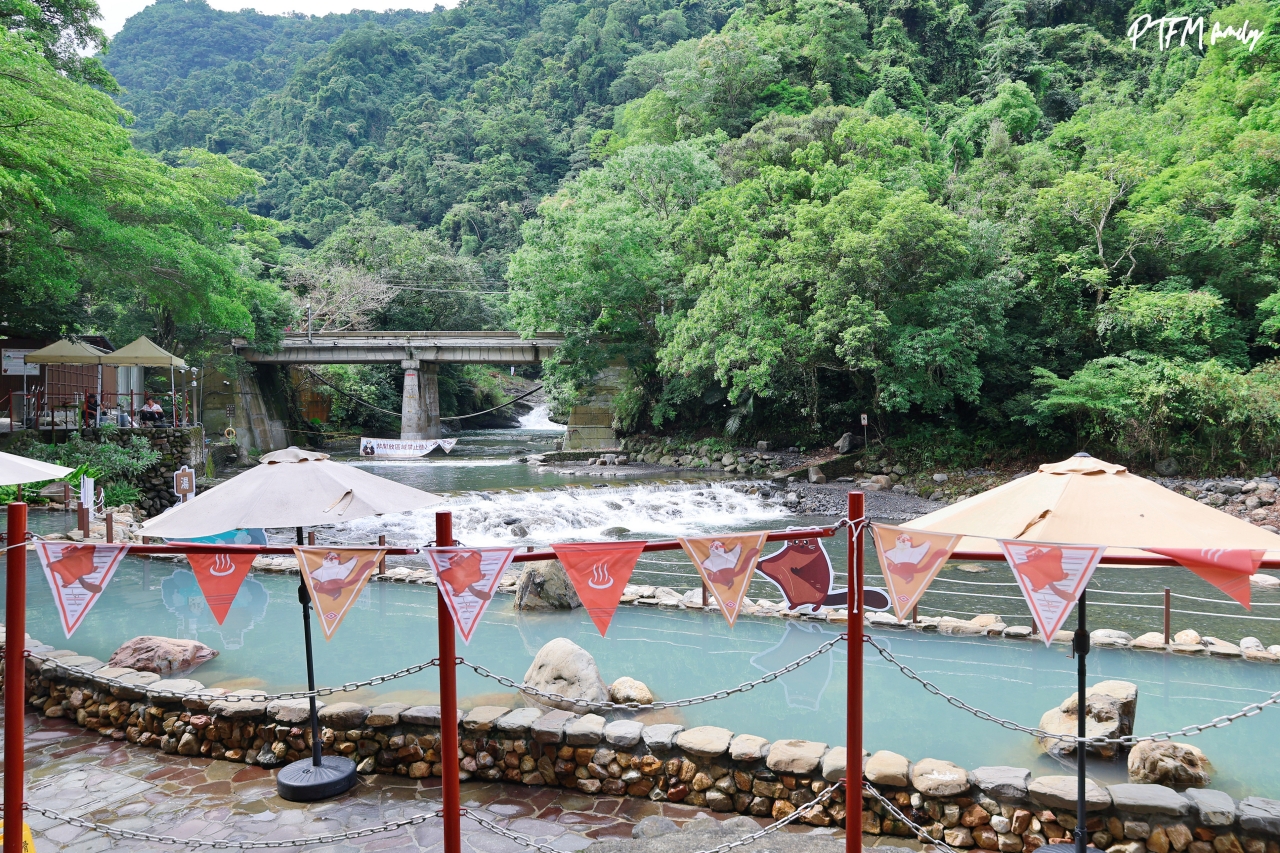 桃園親子景點｜宇內溪戲水區，50元銅板價合法開放的溪流玩水點還有野溪溫泉可以泡(有救生員和盥洗室)，桃園玩水一日遊推薦