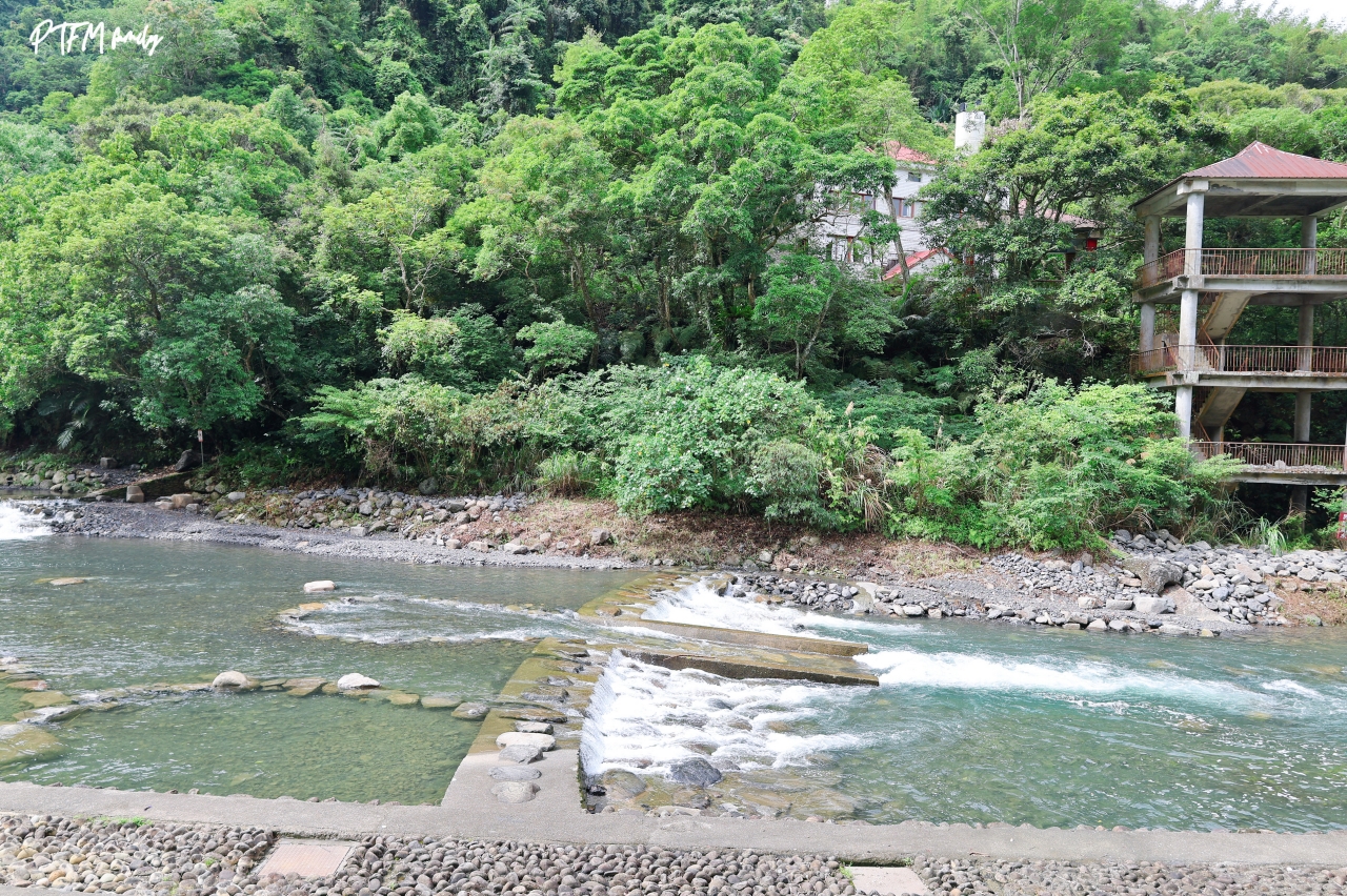 桃園親子景點｜宇內溪戲水區，50元銅板價合法開放的溪流玩水點還有野溪溫泉可以泡(有救生員和盥洗室)，桃園玩水一日遊推薦
