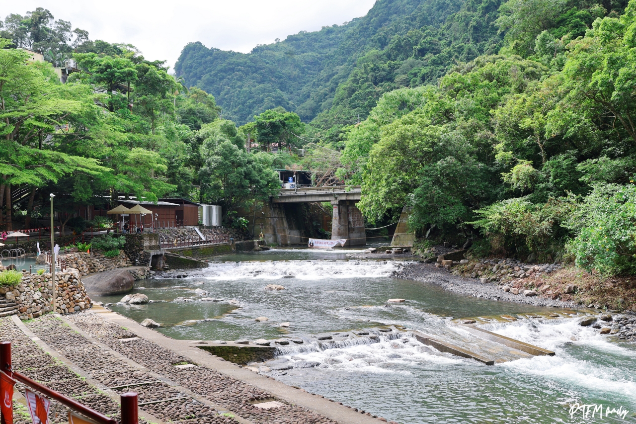 桃園親子景點｜宇內溪戲水區，50元銅板價合法開放的溪流玩水點還有野溪溫泉可以泡(有救生員和盥洗室)，桃園玩水一日遊推薦