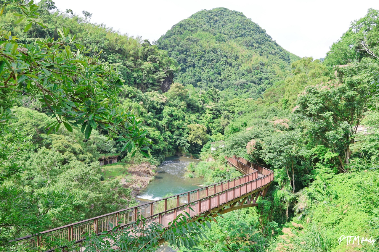 桃園親子景點｜宇內溪戲水區，50元銅板價合法開放的溪流玩水點還有野溪溫泉可以泡(有救生員和盥洗室)，桃園玩水一日遊推薦
